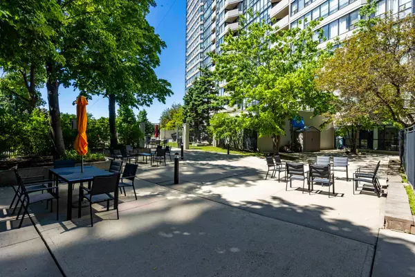 Mississauga, ON L5B 3Y1,330 Rathburn RD W #1206