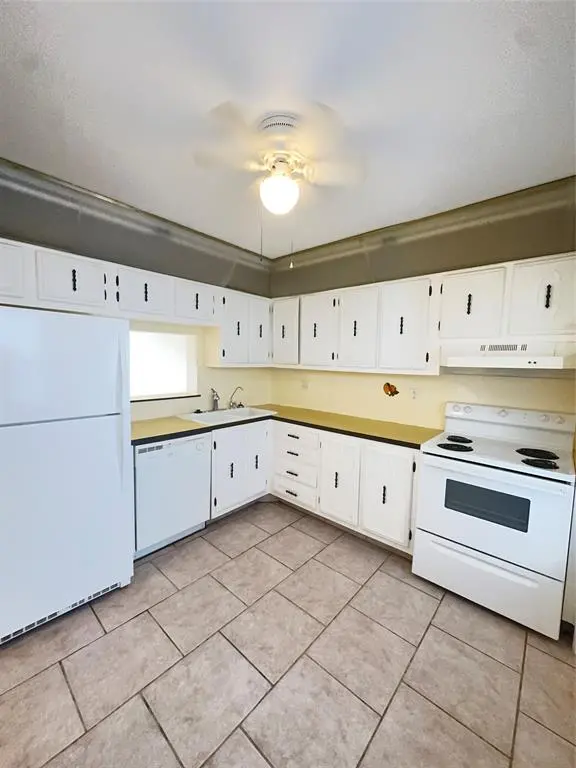 Lauderdale Lakes, FL 33319,4270 NW 40th St #206