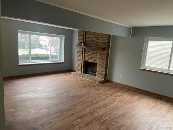 Oxford, MI 48371,239 Oxford Lake DR