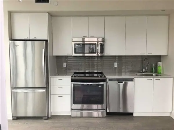 30 Roehampton AVE #902, Toronto C10, ON M4P 1R2