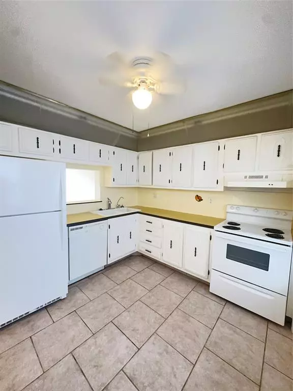 4270 NW 40th St #206, Lauderdale Lakes, FL 33319