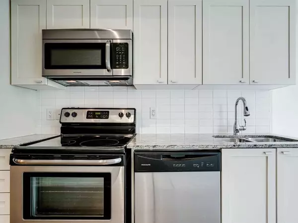 Toronto W01, ON M6S 5B5,105 The Queensway AVE #1613