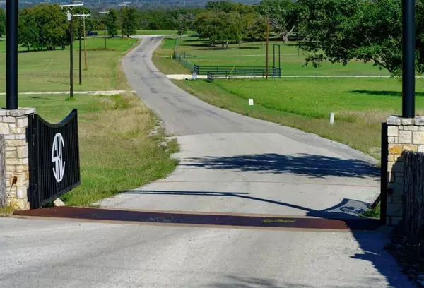 521 Private Road 2163, Iredell, TX 76649