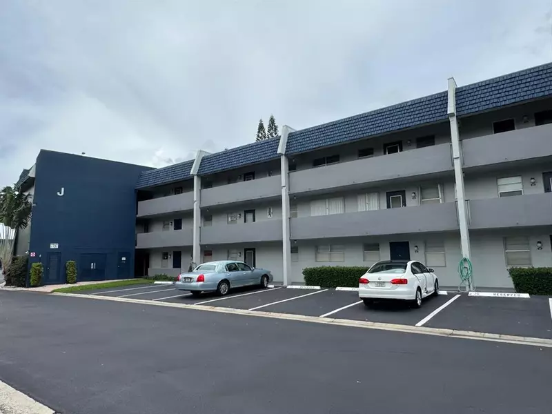 7797 Golf Circle Dr #304, Margate, FL 33063