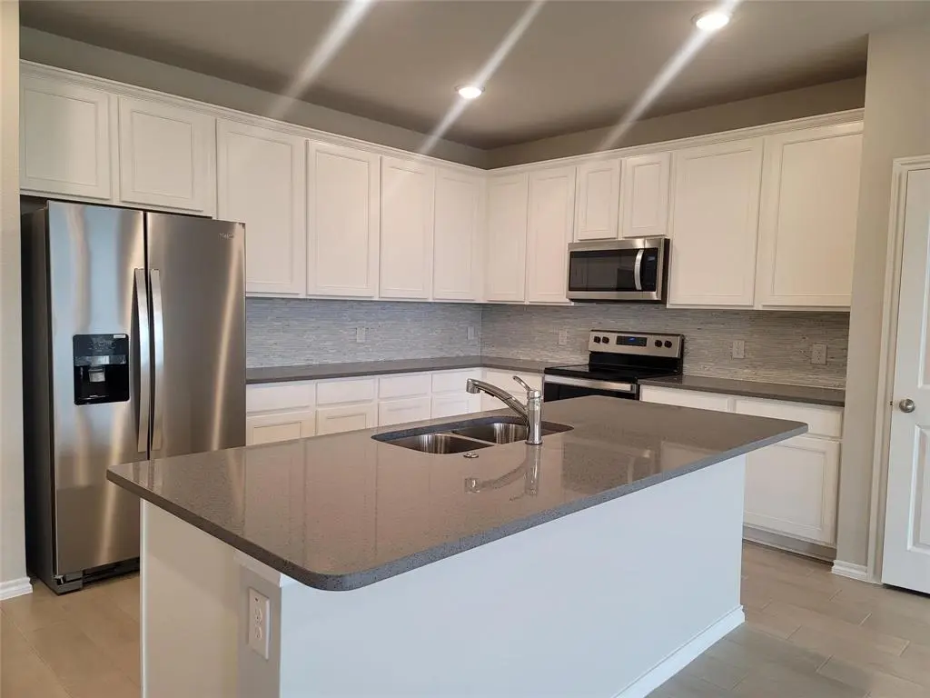 Van Alstyne, TX 75495,933 Ravenwood Lane