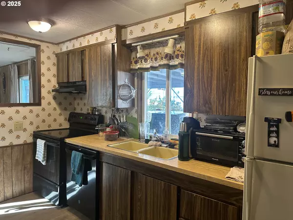 Brookings, OR 97415,98825 PLEASANT HILL DR #15