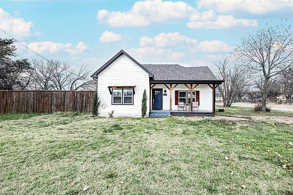 202 S Trappier Street, Alvord, TX 76225