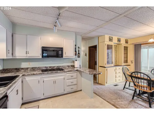 Tigard, OR 97224,11602 SW ROYAL VILLA DR