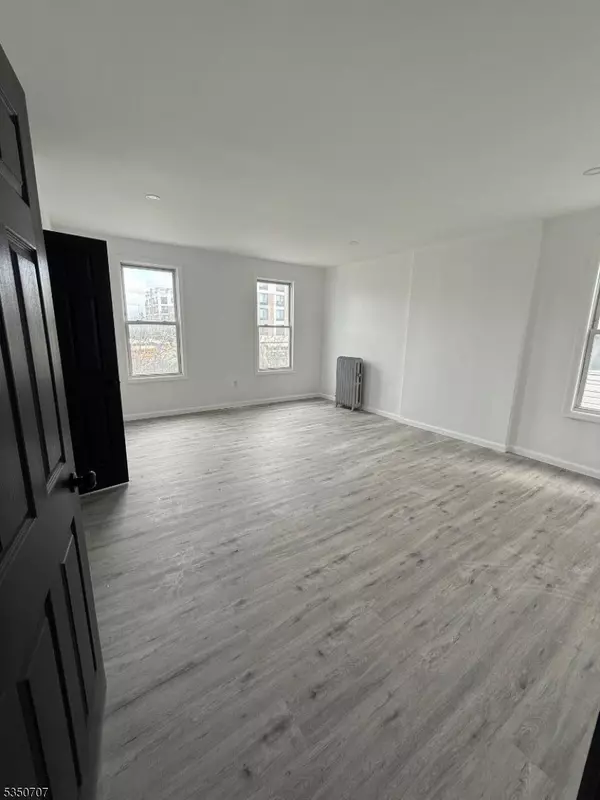 East Orange City, NJ 07018,15 Winthrop Ter #2