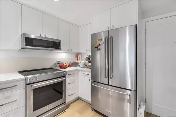 Saanich, BC V8N 3E4,4030 Shelbourne St #205