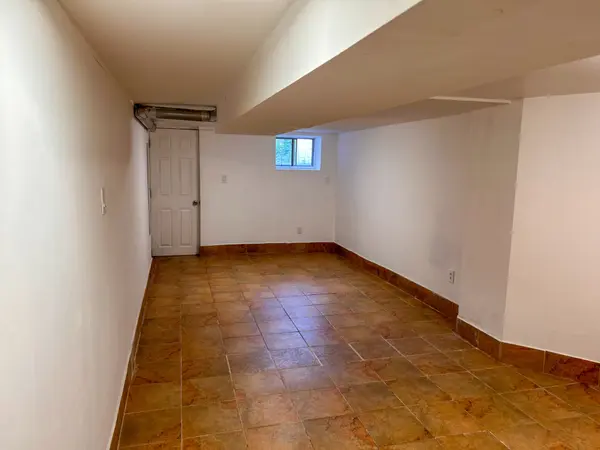 Toronto W02, ON M6G 3V9,1039 Ossington AVE #B