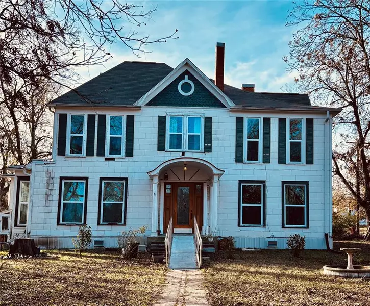 725 W 10th Street, Bonham, TX 75418