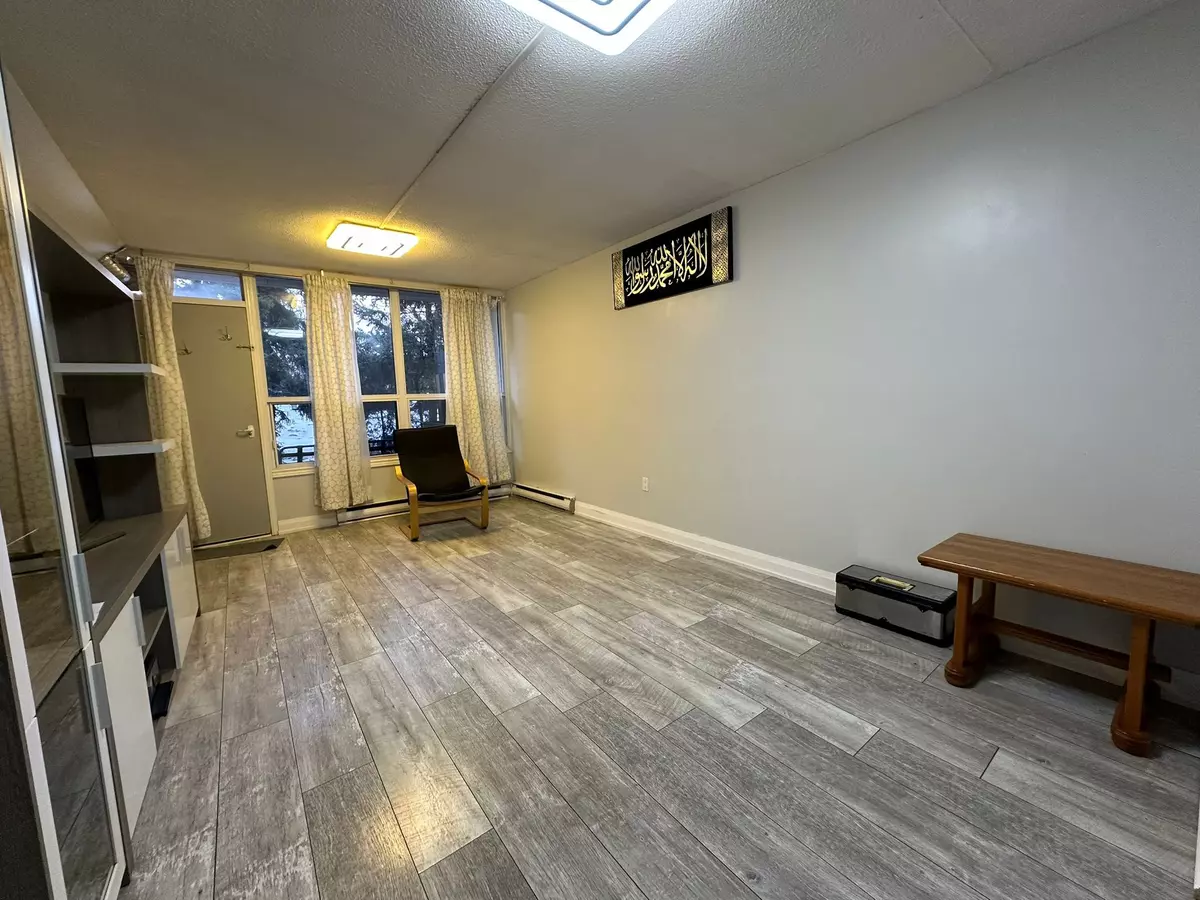 Toronto C11, ON M3C 2Y9,140 Leeward Glenway #117