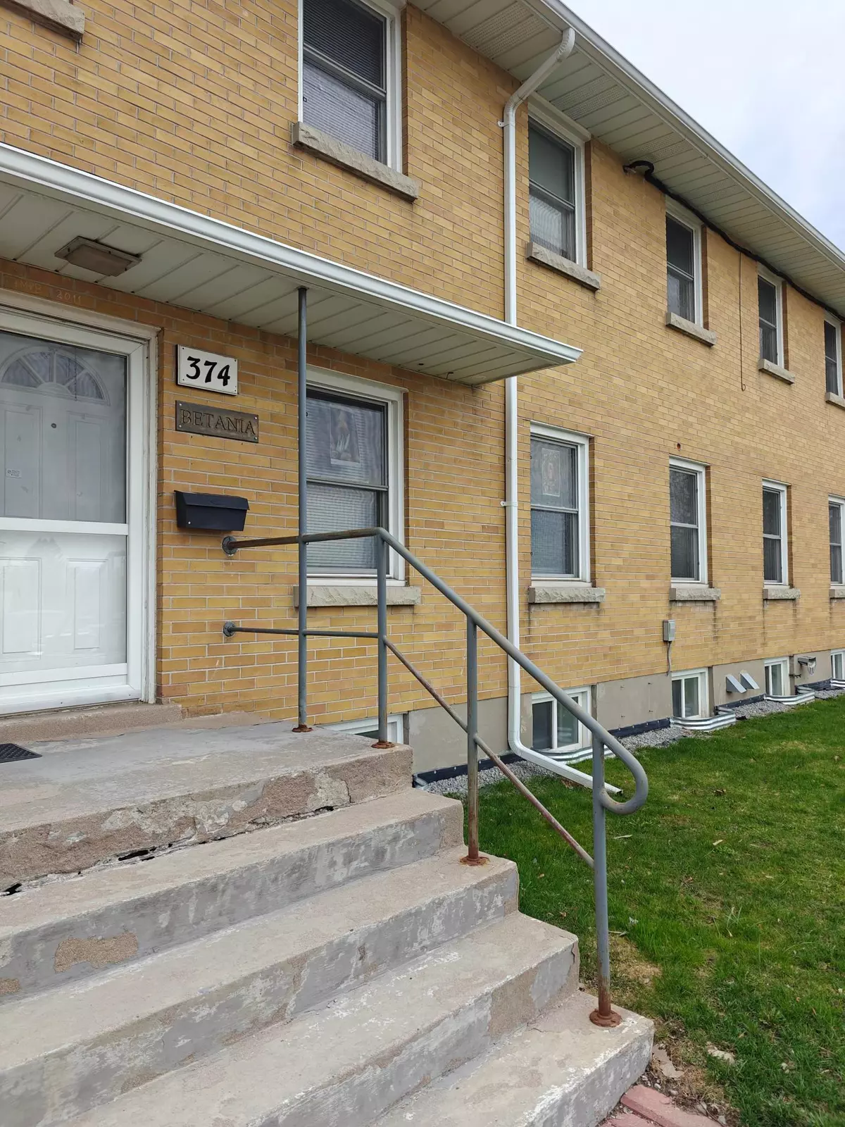 Oshawa, ON L1H 5X2,374 Central Park BLVD S #Room #7