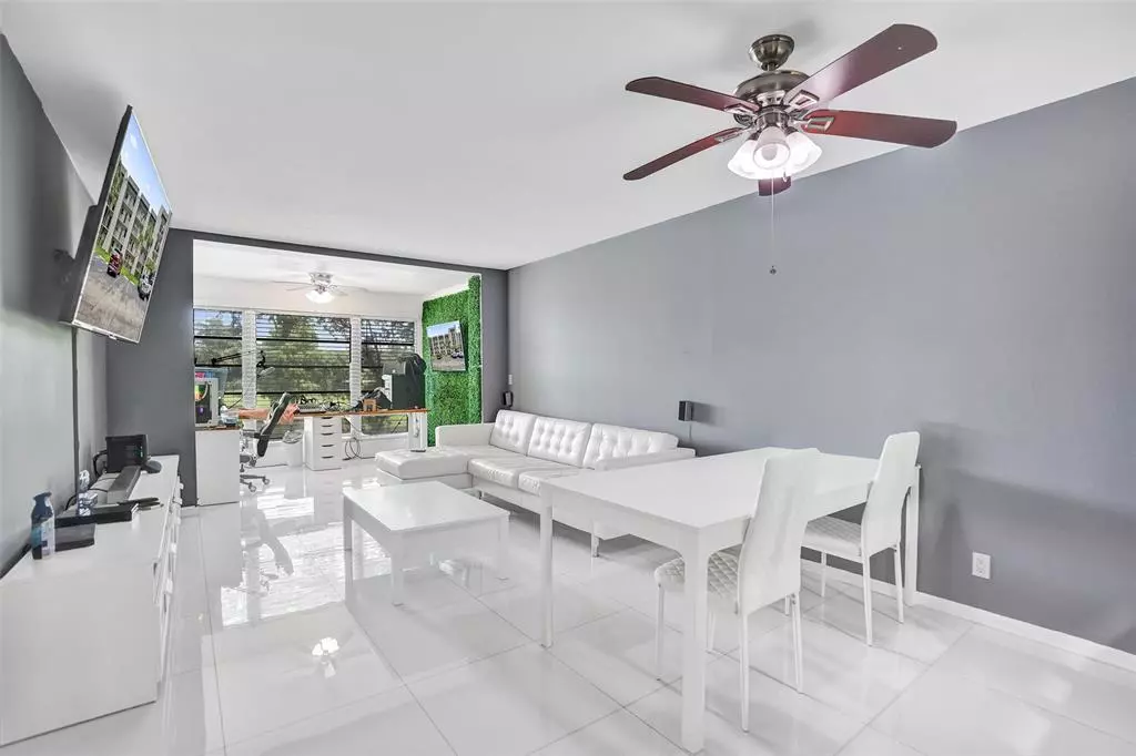 Davie, FL 33324,9235 Lagoon Pl #207