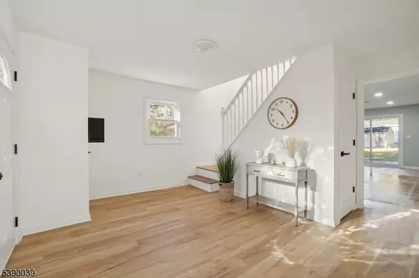 Hopatcong Boro, NJ 07874,7 Esther St