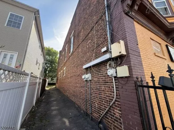 Elizabeth City, NJ 07201,1014 E Grand St