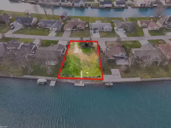 7294 Flamingo ST, Algonac, MI 48001