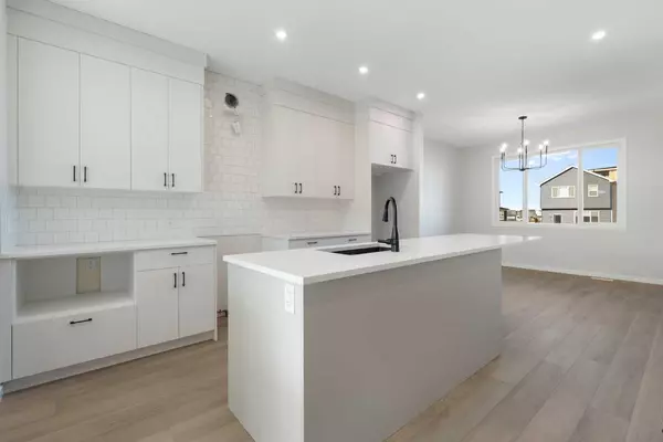 13 Creekview MNR SW,  Calgary,  AB T2X 5Y4