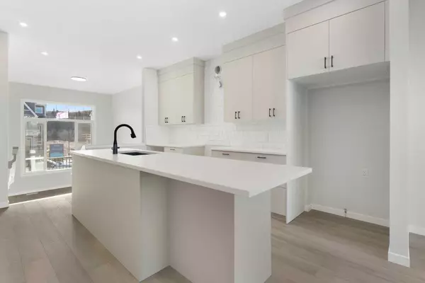 Calgary, AB T2X 5Y4,13 Creekview MNR SW