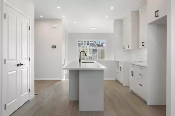 Calgary, AB T2X 5Y4,13 Creekview MNR SW