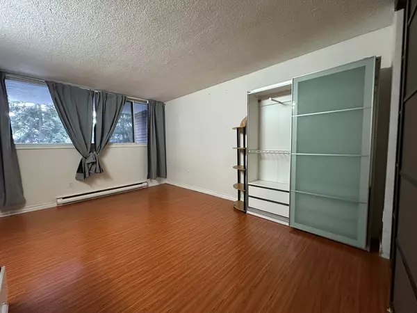 Toronto C11, ON M3C 2Y9,140 Leeward Glenway #117