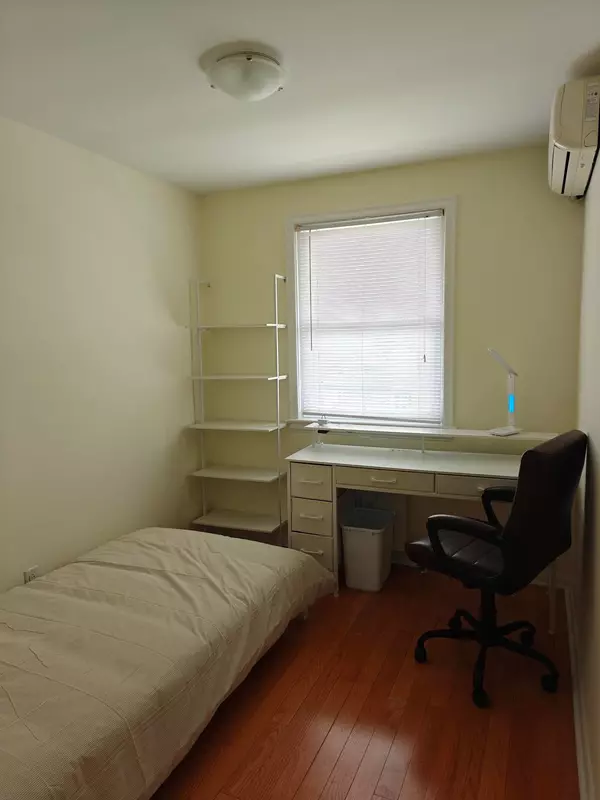 Oshawa, ON L1H 5X2,374 Central Park BLVD S #Room #4