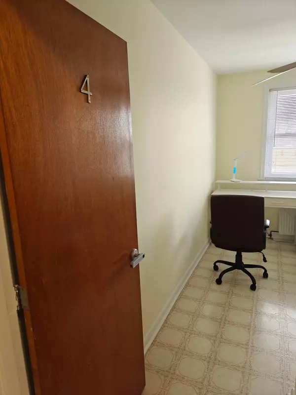 Oshawa, ON L1H 5X2,374 Central Park BLVD S #Room #4