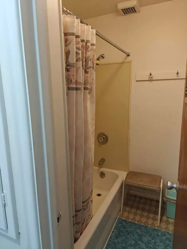 Oshawa, ON L1H 5X2,374 Central Park BLVD S #Room #4