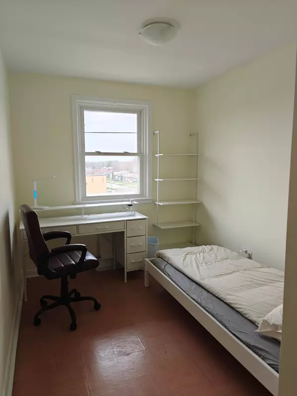 Oshawa, ON L1H 5X2,374 Central Park BLVD S #Room #6