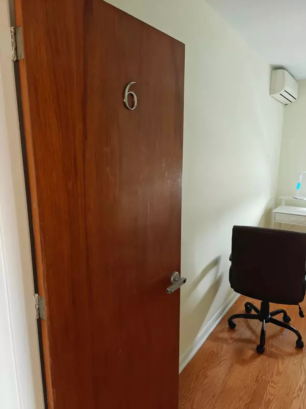 Oshawa, ON L1H 5X2,374 Central Park BLVD S #Room #6