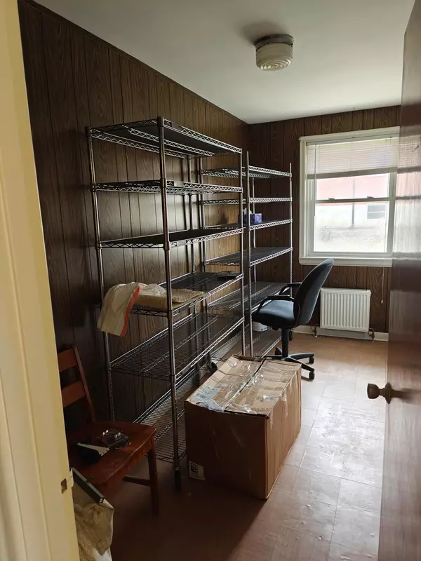 Oshawa, ON L1H 5X2,374 Central Park BLVD S #Room #6