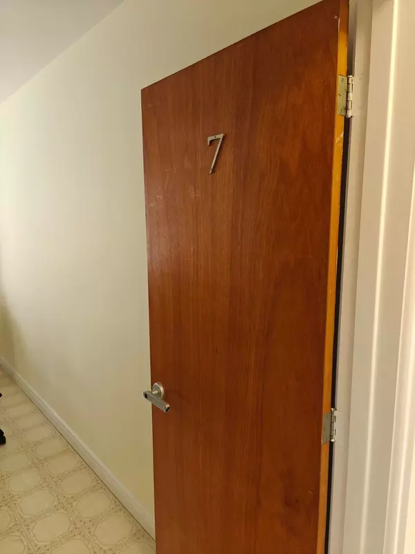 Oshawa, ON L1H 5X2,374 Central Park BLVD S #Room #7