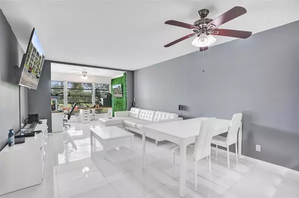 Davie, FL 33324,9235 Lagoon Pl #207