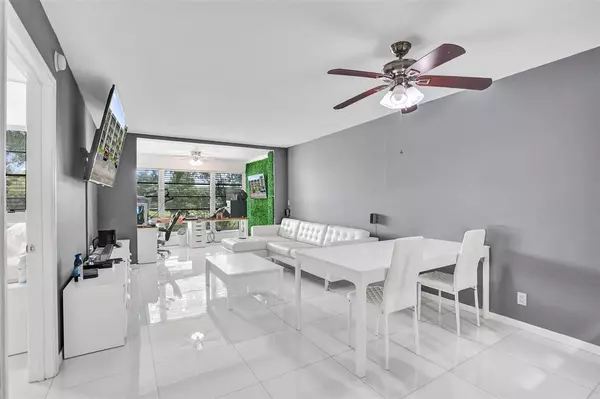 Davie, FL 33324,9235 Lagoon Pl #207