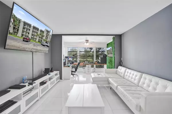 Davie, FL 33324,9235 Lagoon Pl #207