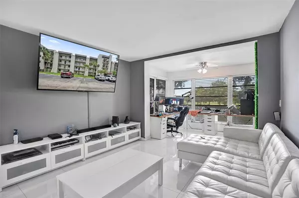 Davie, FL 33324,9235 Lagoon Pl #207