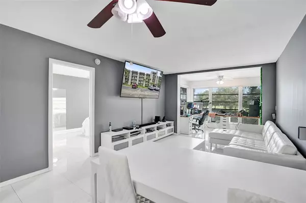 Davie, FL 33324,9235 Lagoon Pl #207