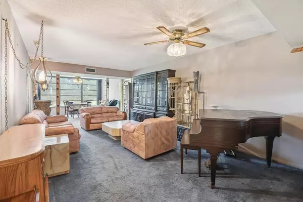 Davie, FL 33324,1502 Whitehall Dr #201