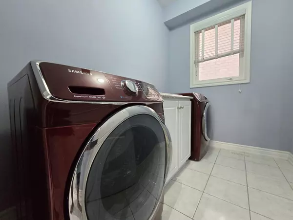 Bradford West Gwillimbury, ON L3Z 0R7,66 Hopkins CRES