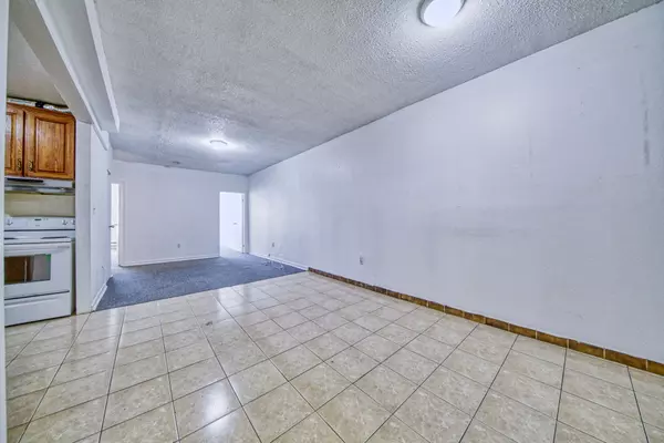 Toronto W01, ON M6K 2Y7,223 Jameson AVE #203