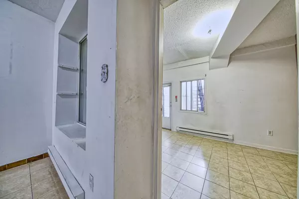 Toronto W01, ON M6K 2Y7,223 Jameson AVE #203