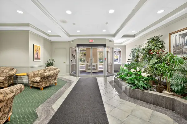 Brampton, ON L6P 1B9,10 Dayspring CIR #204