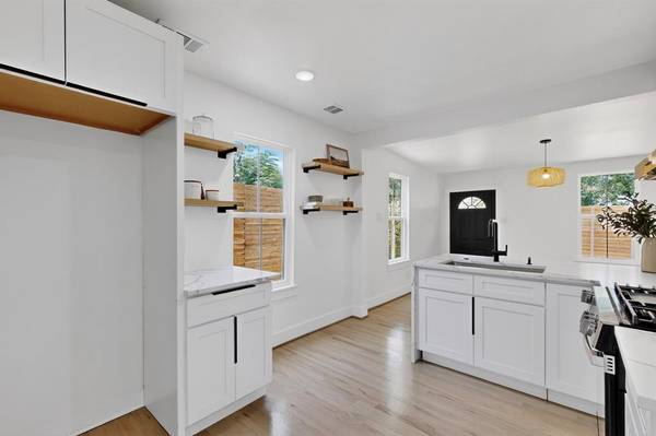 4007 Shelley Boulevard,  Dallas,  TX 75211