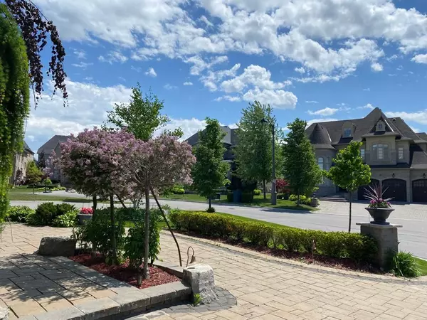 Aurora, ON L4G 0K4,22 Longthorpe CT