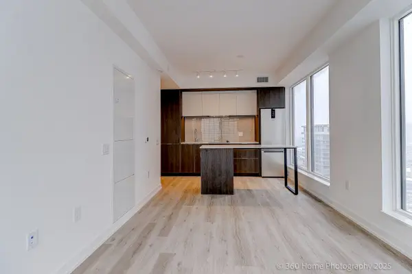 Mississauga, ON L5B 0P6,395 Square One DR #2208