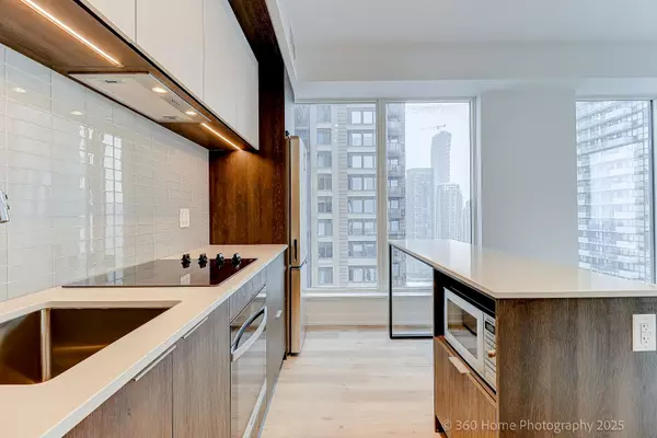 Mississauga, ON L5B 0P6,395 Square One DR #2208