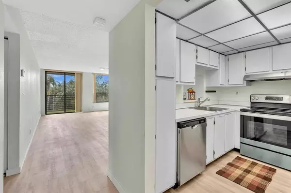 Tamarac, FL 33321,6351 N University Dr #324