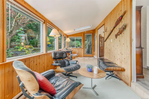 Qualicum Beach, BC V9K 1J1,637 Pine St