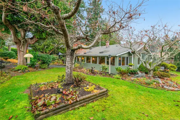 Qualicum Beach, BC V9K 1J1,637 Pine St